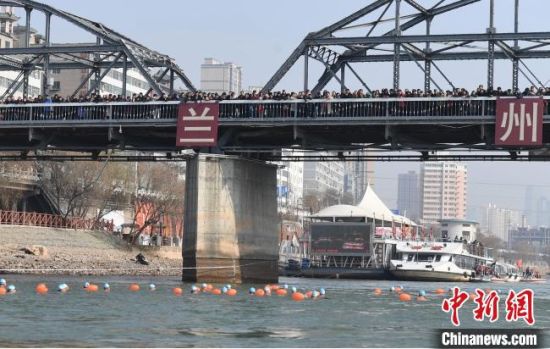 圖為活動(dòng)現(xiàn)場冬泳愛好者表演“漂游”?！钇G敏 攝