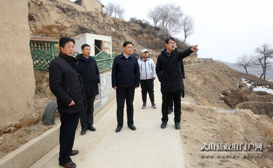 馬勤學在榆盤鎮(zhèn)督查脫貧攻堅等工作