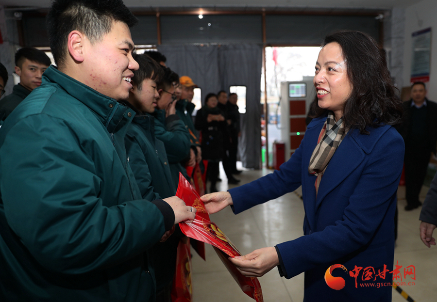 【新春走基層】春節(jié)送溫暖 共青團(tuán)甘肅省委走訪(fǎng)慰問(wèn)一線(xiàn)“快遞小哥”