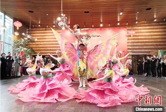 圖為雜技演員通過精湛的技藝贏得了滿堂喝彩?！「拭C省文化和旅游廳網(wǎng)站 攝