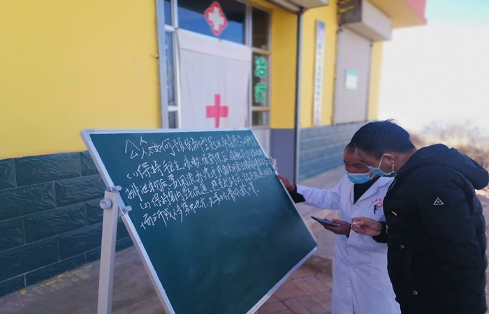 市紀委監(jiān)委駐村幫扶干部馬維高在村衛(wèi)生室宣傳疫情防控知識。.jpg