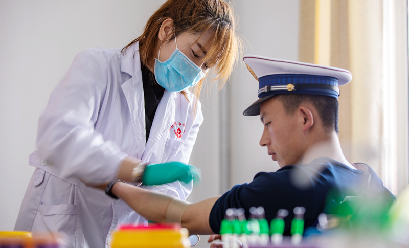 甘肅張掖：森林消防員擼袖獻血傳愛心（組圖）