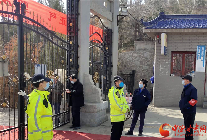 今年清明暫停祭掃 蘭州交警設23處勸返點對違反規(guī)定者進行勸離（圖）