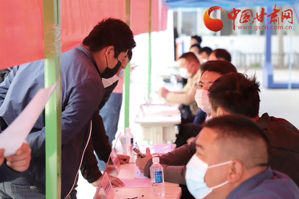 【甘肅省決戰(zhàn)決勝脫貧攻堅(jiān)】扶貧又扶志！把“就業(yè)大禮包”送到貧困戶家門口（圖）