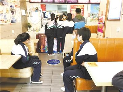 【開學(xué)季】小飯桌“停擺”部分學(xué)生就餐午休成難題