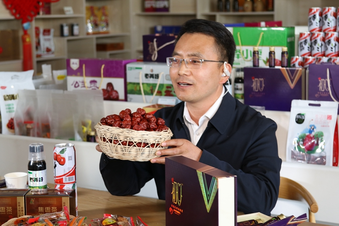 “縣長直播天團”唱響“甘貨春之聲”，售出近30種甘貨1萬余件 開進(jìn)直播間的網(wǎng)絡(luò)扶貧博覽會，受百萬網(wǎng)友點贊 