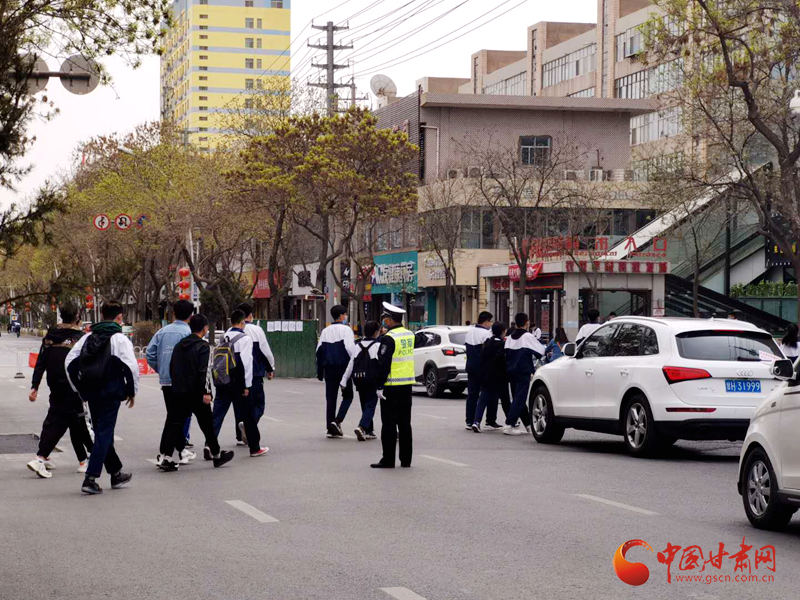 保駕護(hù)航！涼州公安交警“護(hù)學(xué)崗” 撐起“平安傘”