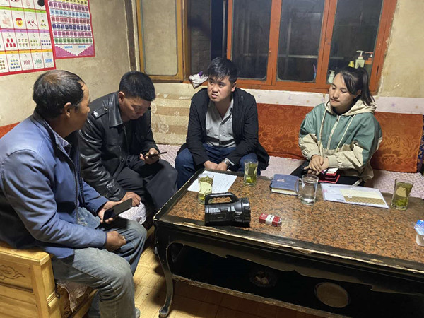 圖為木耳鎮(zhèn)紀(jì)檢干事盧建民（左三）連夜在多壩村多壩組奚連德家中了解受災(zāi)情況，排查安全隱患，并宣傳發(fā)生次生災(zāi)害的相關(guān)知識(shí)。_副本.jpg