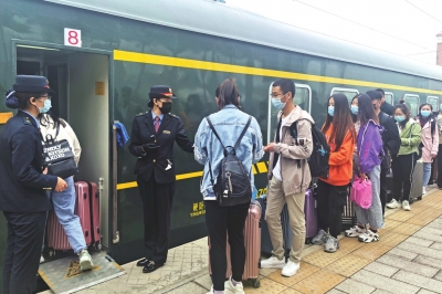 點(diǎn)對(duì)點(diǎn)復(fù)學(xué)專(zhuān)列從隴南開(kāi)出