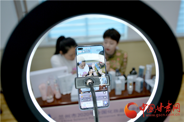 線上直播教你選購化妝品 蘭州市七里河區(qū)開展2020年化妝品安全科普宣傳周活動