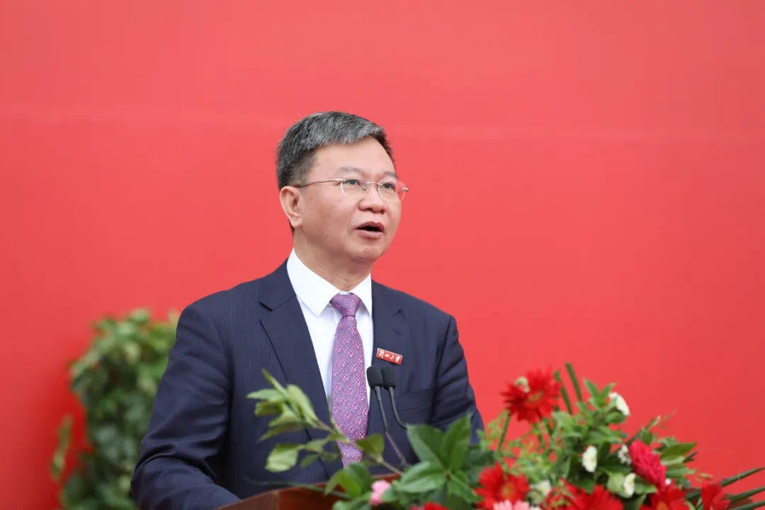 蘭州大學(xué)校長嚴(yán)純?nèi)A寄語2020屆本科畢業(yè)生：做敢擔(dān)當(dāng)、能擔(dān)當(dāng)、有擔(dān)當(dāng)?shù)娜?>
        </a><em>蘭州大學(xué)校長嚴(yán)純?nèi)A寄語2020屆本科畢業(yè)生：做敢擔(dān)當(dāng)、能擔(dān)當(dāng)、有擔(dān)當(dāng)?shù)娜?/em></li>
    <li><a  target=