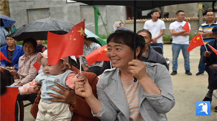 隴南市紀(jì)委監(jiān)委黨員干部與宕昌縣官亭鎮(zhèn)杜家村群眾一起慶祝黨的生日。_副本.jpg