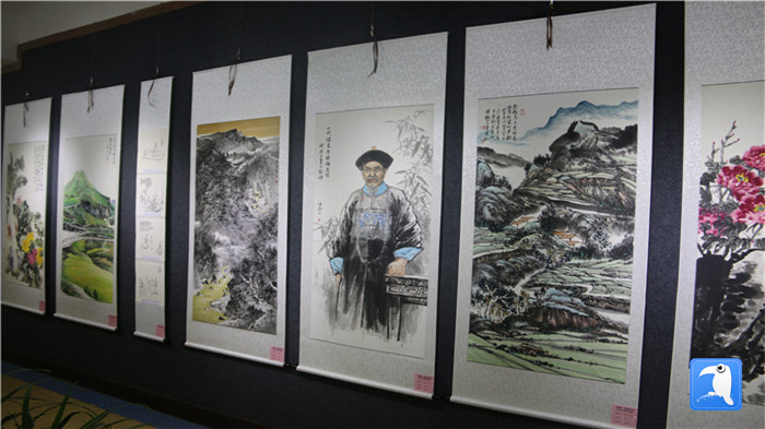 7月1日上午，定西市通渭縣紀(jì)委監(jiān)委舉辦“襄郡清風(fēng)·喜迎建黨99周年”廉政文化書畫展， 共同為黨的生日獻(xiàn)禮。_副本.jpg