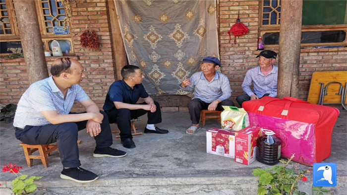 在建黨99周年來臨之際，隴南市禮縣紀(jì)委監(jiān)委在中壩鎮(zhèn)、三峪鄉(xiāng)開展“七一”慰問老黨員、困難黨員活動(dòng)，為他們送去組織的關(guān)懷和節(jié)日的問候。_副本.jpg