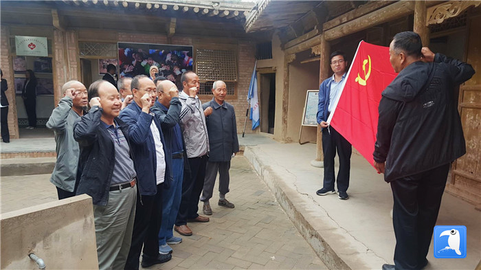 7月1日，臨夏州紀(jì)委監(jiān)委機(jī)關(guān)黨總支組織退休黨支部部分黨員前往東鄉(xiāng)縣布楞溝村史館，開展主題黨日活動(dòng)。_副本.jpg