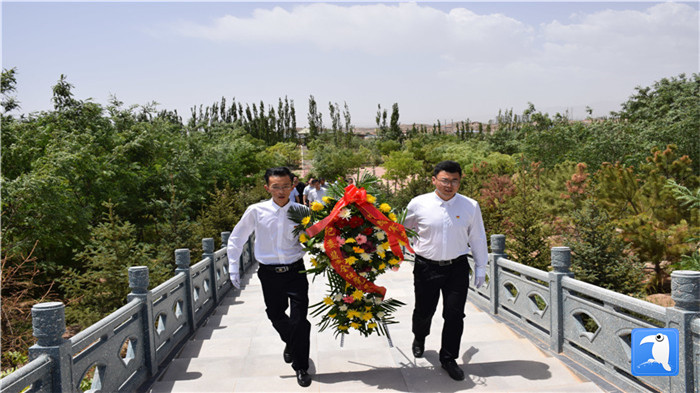 七一”前夕，白銀市紀(jì)委監(jiān)委機(jī)關(guān)黨委組織黨員來到紅軍西路軍景泰烈士陵園開展主題黨日活動(dòng)。 朱鵬拍攝_副本.jpg