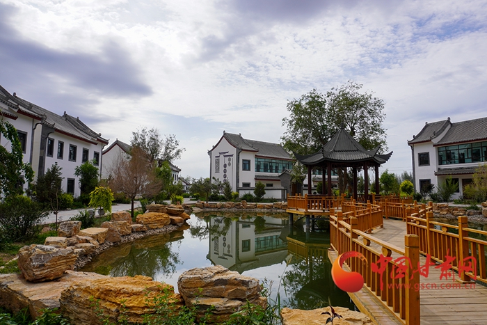 【蘭大新聞學(xué)子重走西北角】探訪電視劇《一個都不能少》拍攝地——速展村白墻灰瓦煥新顏