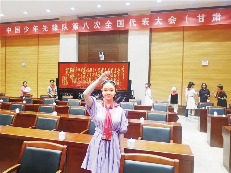 代表蘭州少先隊員參加全國少代會——這個小姑娘，攢勁！