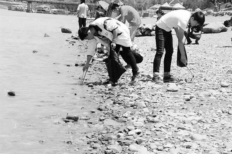 保護(hù)母親河，我們一直在路上……