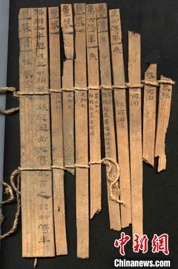 圖為藏于敦煌博物館內(nèi)的漢代簡(jiǎn)牘。敦煌市委宣傳部供圖