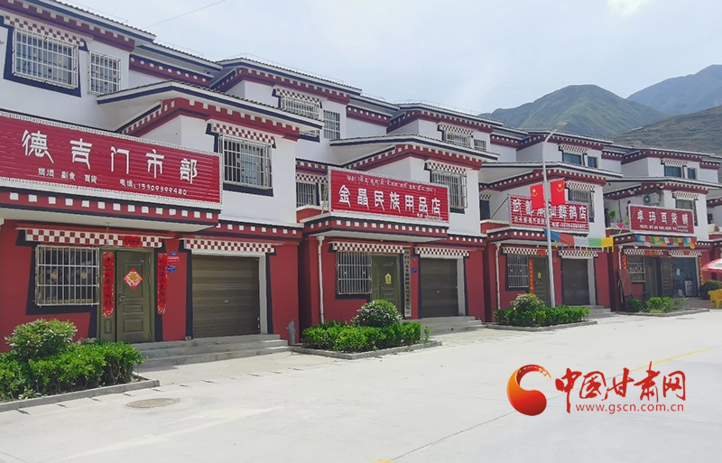 武都坪埡鄉(xiāng)：美麗安置區(qū) 綻放“幸?；ā?>
        </a><em>武都坪埡鄉(xiāng)：美麗安置區(qū) 綻放“幸福花”</em></li>
    <li><a  target=