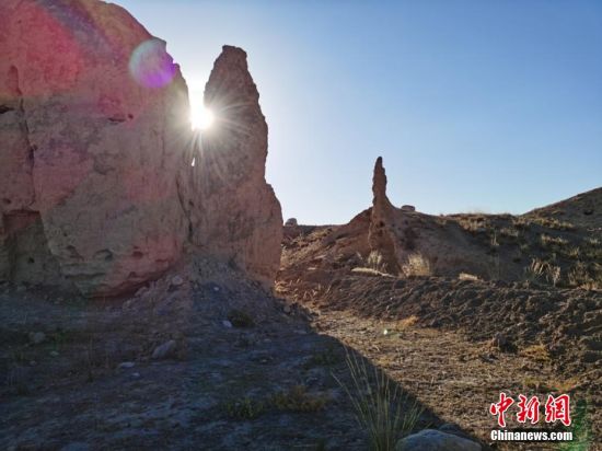 山丹境內(nèi)的長城是由壕塹和山險為主的漢長城和黃土墻體為主的明長城兩部分組成。 翟繼宗 攝