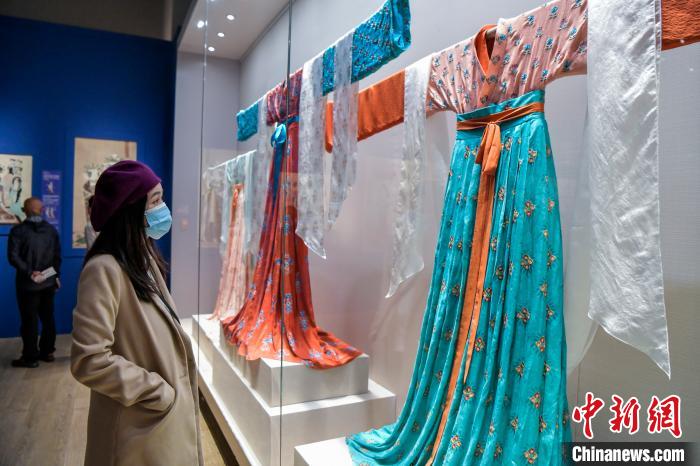 觀眾在參觀唐代服飾?！●樤骑w 攝