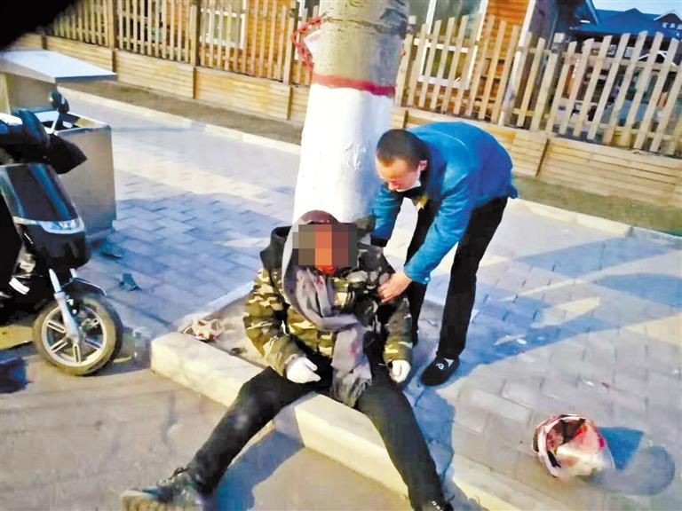 蘭州：騎摩托車(chē)男子清晨撞傷 熱心“的哥”全力救助！