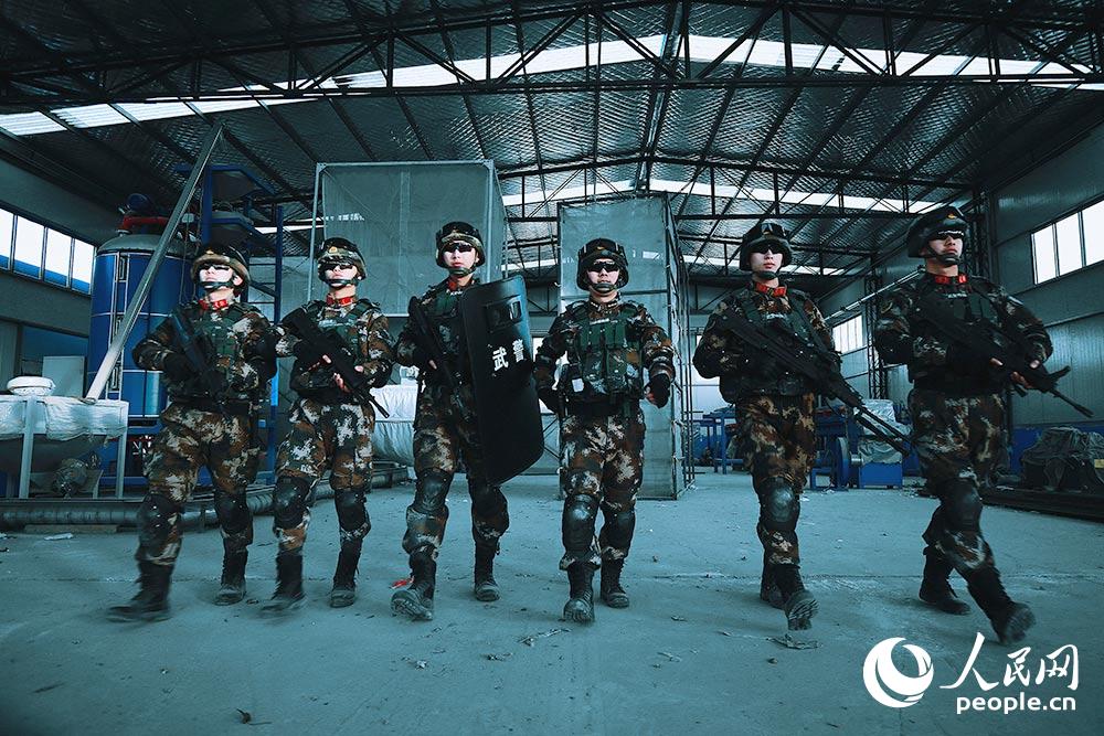 武警甘肅總隊平?jīng)鲋ш爩崙?zhàn)練兵“點(diǎn)燃”訓(xùn)練場