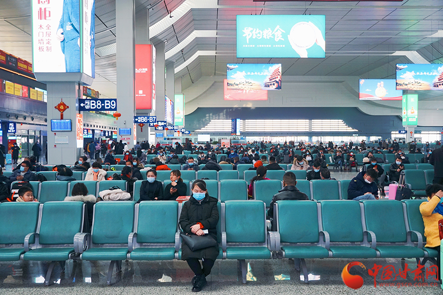 蘭州車站：用心守護(hù)“開往春天的列車” 做好旅客節(jié)后返程運(yùn)輸