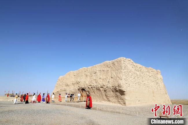 數(shù)十位身著古裝的女性通過體驗賞漢舞、習漢禮、吟誦詩詞等中華傳統(tǒng)文化，再現(xiàn)古絲綢之路的繁華盛景。　王菁 攝