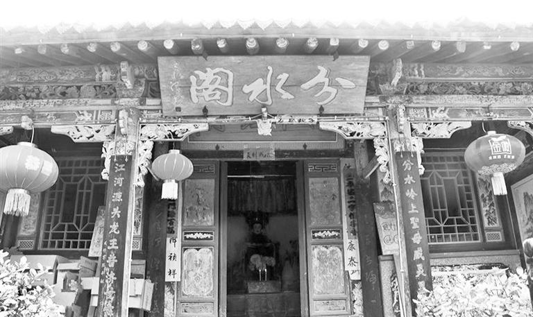 秦嶺鎮(zhèn)分水閣，一屋檐水分江河 這里可看水系奇觀，可賞連翹花海