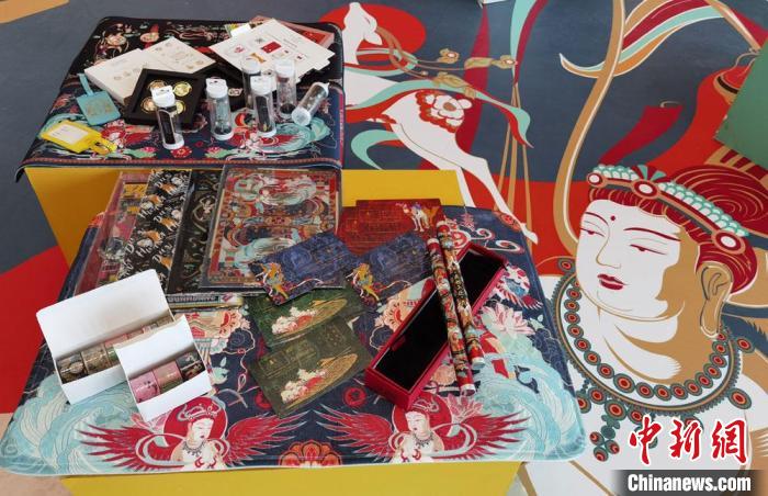 60余類敦煌主題的文創(chuàng)產(chǎn)品讓人愛不釋手?！《∷?攝