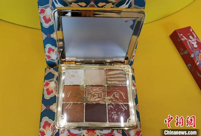 圖為取材壁畫色彩的敦煌美妝。　丁思 攝