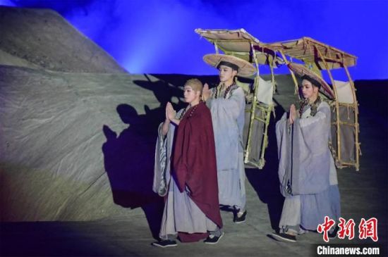 圖為演出現(xiàn)場，該劇獨創(chuàng)360度旋轉(zhuǎn)并前后移動觀眾席，顛覆傳統(tǒng)劇場舞臺表演模式?！⊥醣筱y 攝