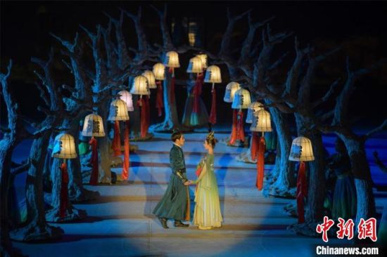 圖為全新升級《敦煌盛典》，新增戰(zhàn)馬、燈籠矩陣，以及最新聲、光、電硬件設(shè)施?！⊥醣筱y 攝