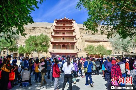 中國(guó)農(nóng)歷四月初八，敦煌民眾傳承歷史習(xí)俗，前往莫高窟燒香禮佛、祈福。(資料圖) 王斌銀 攝