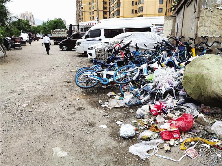 百米土路臟亂差，誰來管？經(jīng)記者協(xié)調(diào)，社區(qū)組織志愿者進行了清理