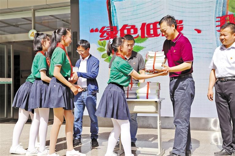 甘肅省生態(tài)環(huán)境廳開展送書進(jìn)?；顒?dòng)