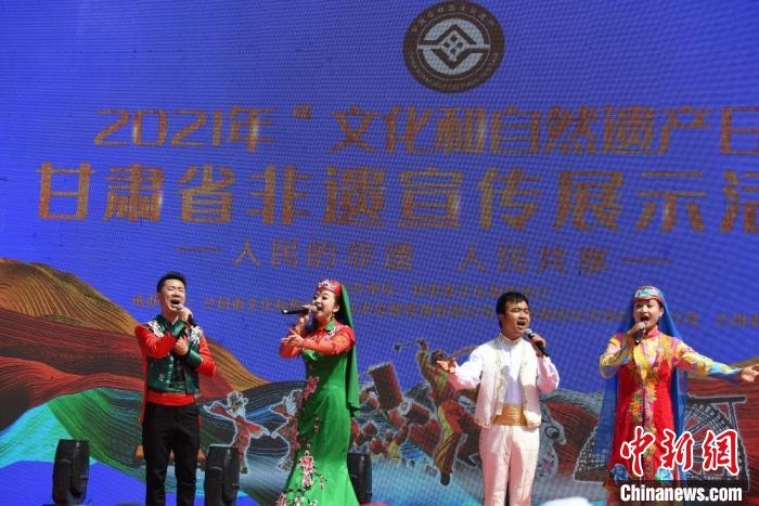 圖為甘肅臨夏回族自治州非遺傳承人演唱花兒?！钇G敏 攝