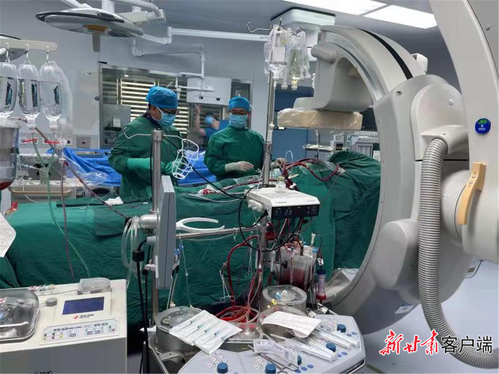 填補省內(nèi)空白，蘭大一院連續(xù)完成“一站式”雜交手術(shù)