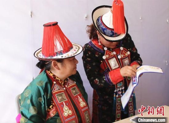圖為用活態(tài)傳習(xí)的模式促進(jìn)裕固族非物質(zhì)文化遺產(chǎn)的保護(hù)傳承?！∈缝o靜 攝