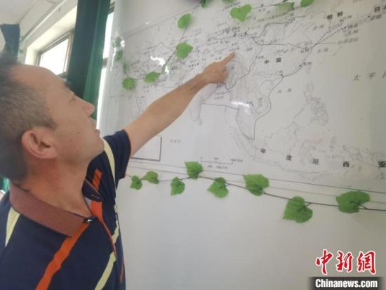 圖為甘肅省社會(huì)科學(xué)院絲綢之路研究所所長(zhǎng)侯宗輝指出《絲綢之路古文明》課題組考察線路?！￠Z姣 攝