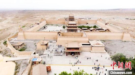 圖為7月中旬，世界文化遺產(chǎn)——嘉峪關(guān)，它是中國明代萬里長城的西端起點?！「哒埂z