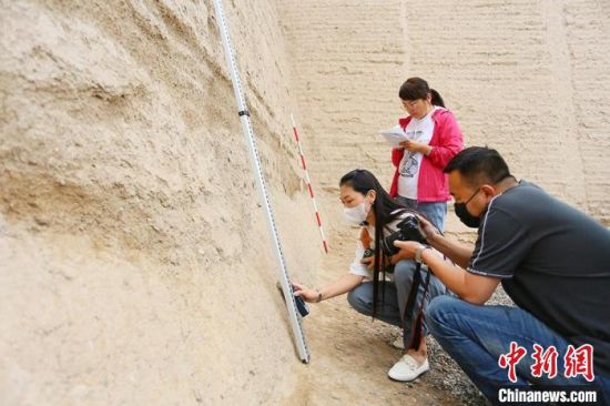 科技保護讓長城價值的真實性和完整性得到有效延續(xù)和傳承。圖為文物工作者正在測量關(guān)城的相關(guān)數(shù)據(jù)?！「哒?攝