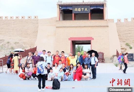 歷經(jīng)數(shù)十載保護修繕的古老關(guān)城得以延年益壽，成為了海內(nèi)外游客“絲路游”的必經(jīng)打卡地?！「哒?攝