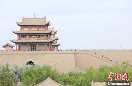 歷經(jīng)數(shù)十載保護(hù)修繕的古老關(guān)城得以延年益壽，成為了海內(nèi)外游客“絲路游”的必經(jīng)打卡地?！「哒?攝