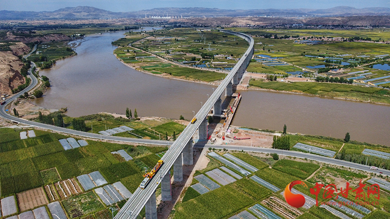 【隴拍客】直擊現(xiàn)場！看中蘭鐵路首條接觸網(wǎng)導線如何架設(shè)