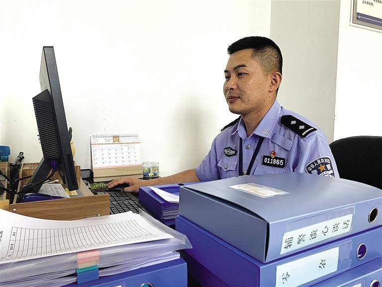 “身為黨員，就應(yīng)該第一個往前沖”