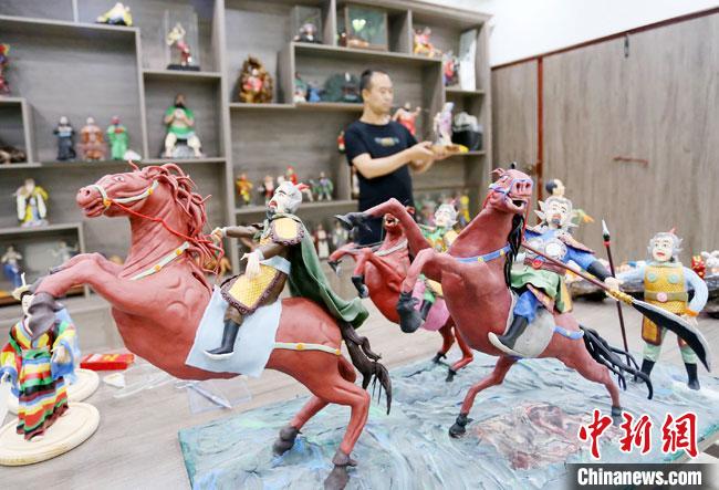 安秋平是成州面塑第五代傳承人，也是當?shù)匚ㄒ粓允孛嫠苤谱鞯娜恕！「哒?攝